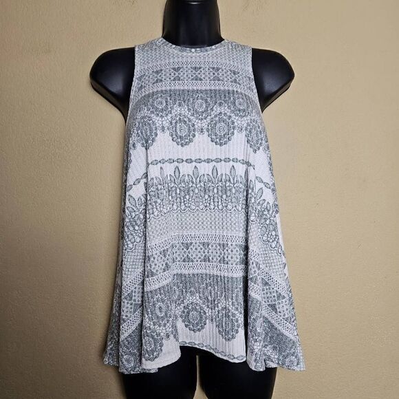 Romeo & Juliet Couture Sleeveless Mandala Top - Picture 1 of 6